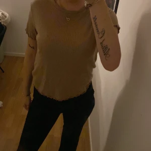Brun t-shirt  - Knappt använd, brun tröja i storlek M