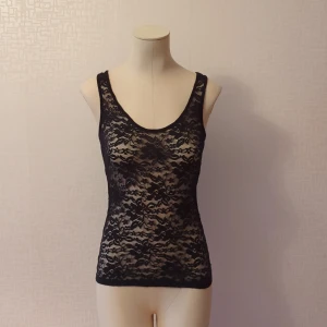 Spets linne - Ett linne helt i spets. Mycket fint sjick och inga hål i spetsen. Tyget är mjukt och lent samt väldigt stretchigt. 