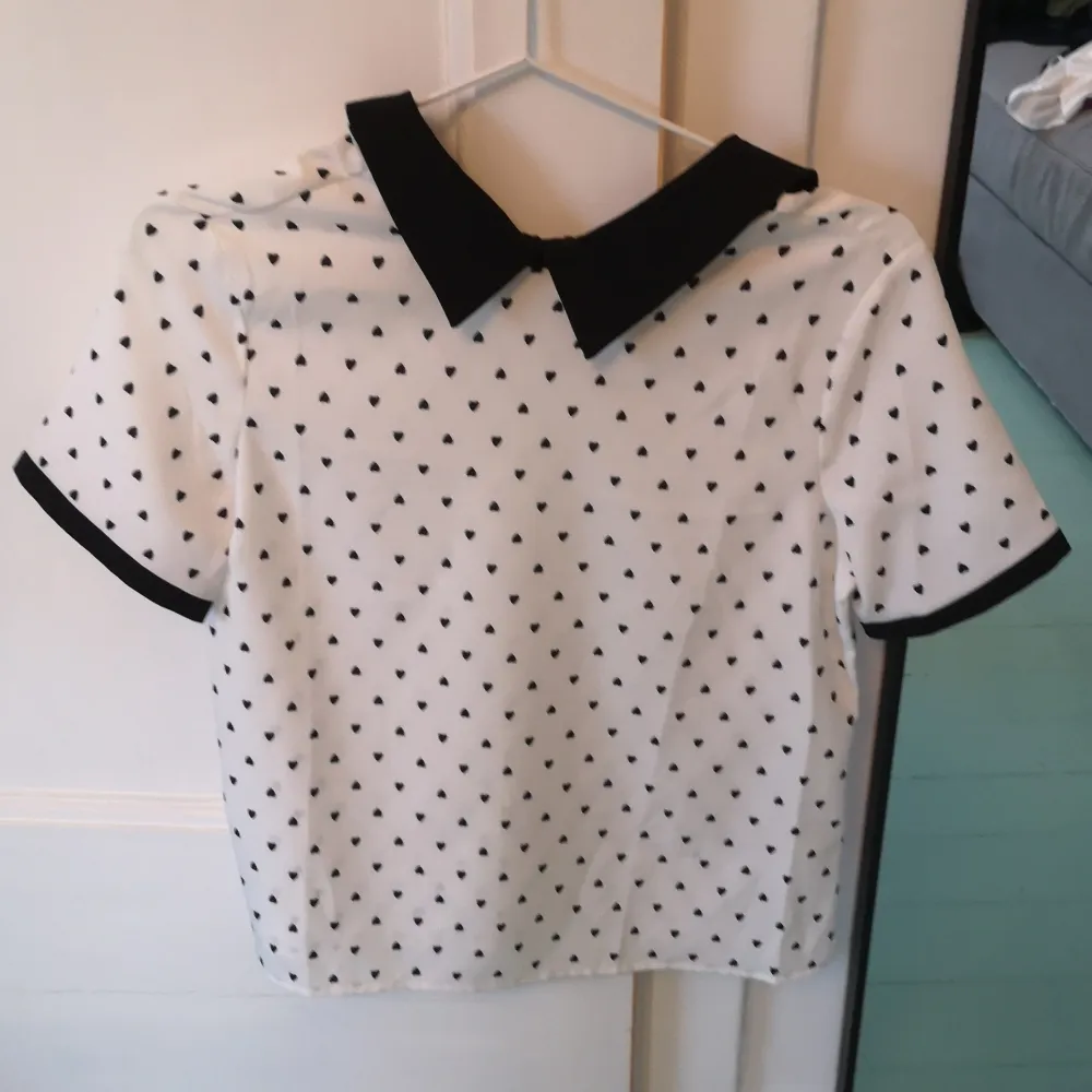 Säljer denna blus/skjorta med hjärtan på då jag inte använt den på några år. Strl 158 men passar förmodligen xxs, xs och s. 🥰 !!Knappast använd,bra skick.Kontakta vid frågor eller om dur intresserad.kan även tänka mig att sänka pris vid snabb affär ❤️. Blusar.