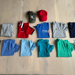 Samling av t-shirts från olika märken - Säljer barn t-shirts, pikér, skjorta och 2 kepsar. Storlekarna varierar från XS, S och M. Kepsarna är one size. Det är bara att fråga om en specifik storlek på någon av klädplaggen, så svarar jag så fort jag kan😊