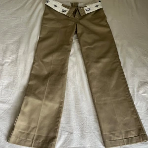 Dickies 874 byxor  - Dickies 874 original fit byxor. Kan bäras low/mid waist nedböjda men även såklart normalt uppvikta. Är storlek W32/L32 och passar S/M. Riktigt bra skick och snygg passform! Nypris ligger på 799kr
