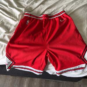 Fina röda Chicago bulls nba shorts, storlek är på bilden. Ny pris är 879kr mitt pris är 300. Använda bara ett fåtal gånger, säljer för att jag slutat i basket. En liten missfärgning inuti om ni vill ha bilder är det bara att säga till 🙌