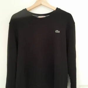 Lacoste tröja - Lacoste tröja hel ny oanvänd utan kvittot. 10/10 på tröjan priset kan diskuteras.