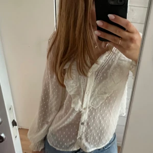 Snygg blus Zara - Jättesnygg blus från Zara i storlek s! Har endast används ett fåtal gånger! Knappen högst upp råkade rivas av så det är en annan påsydd knapp istället men det är inget som man tänker på enligt mig!❣️