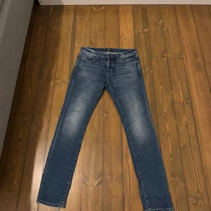 Blå jeans från Neuw - Nya Neuw jeans modellen är Skinny iggy vilket är den populäraste modellen från Neuw.