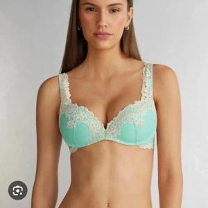 Mintgrön spets-bh - Snygg mintgrön bh med vacker spetsdetalj. Kommer inte till användning, öppen för prisförslag 💗
