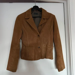 Mockajacka - Köpt vintage, och är i bra skick. Något liten i storlek. Passar mig som i vanliga fall har storlek 36/38