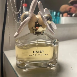 Daisy Eau de Toilette från Marc Jacobs - Säljer en flaska Daisy Eau de Toilette från Marc Jacobs. Köpt med 50ml men är lite använd. Luktar Väldigt gott. Pris kan diskuteras 