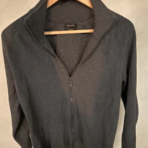 Grå tröja från Massimo Dutti - Säljer denna sjukt feta Massimo Dutti tröja i storlek S/XS! Skönt material och en snygg grå färg som passar till allt. Skriv vid prisförslag eller funderingar!