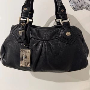 Marc Jacobs väska - Sååå himla snygg trendig Marc Jacobs väska som jag älskar men som tyvärr inte kommer till användning så mycket längre 💕💕 Bredd 32cm Djup 13cm höjd 19 cm
