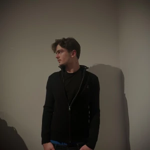 Svart långärmad tröja med dragkedja - Snygg svart långärmad tröja med dragkedja framtill. Perfekt för en stilren look. Passar bra till både jeans och chinos.