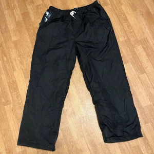 Svarta Lead byxor  - Snygga svarta täckbyxor från Lead. Ett tysk märke som säljer skidkläder. Nypris ligger på 3000kr 