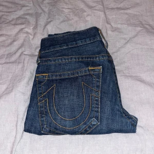Blå jeans från True Religion - Snygga jeans från True Religion. Modellen är Rocco och de är slim/skinny fit! Waist 29 och längd 34, säljs då dom är för långs för mig. Kan sänka priset!😁