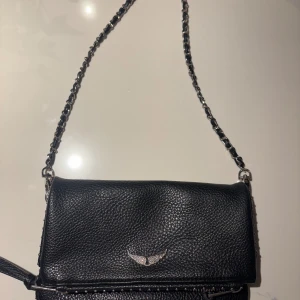 Zadig Voltaire liknande väska  - Zadig Voltaire liknade väska som är köpt i Spanien så inte äkta men fortfarande en snygg väska som kan användas till flera olika tillfällen, passar jätte bra till en snygg outfit. Säljer då det inte är min stil längre💞