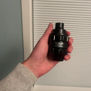 Spicebomb Infrared från Viktor & Rolf - Säljer en flaska av Spicebomb Infrared från Viktor & Rolf. Flaskan har en unik design som påminner om en granat, med en mörk färgton och en praktisk sprayfunktion. Perfekt för den som vill ha en kryddig och intensiv doft.