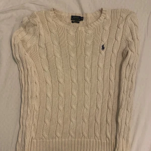 Vit kabelstickad tröja från Ralph Lauren - Säljer en kabelstickad tröja från Ralph Lauren i Pima bomull. Skick 9/10 knappast använd storlek xs