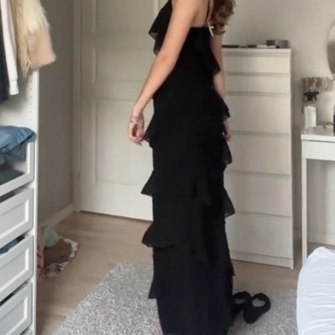 Svart långklänning med volanger - 1