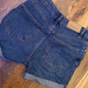 Mörkblåa jeans shorts  - Säljer ett par nya mörkblåa jeans shorts i storlek 152/ 11-12 yrs