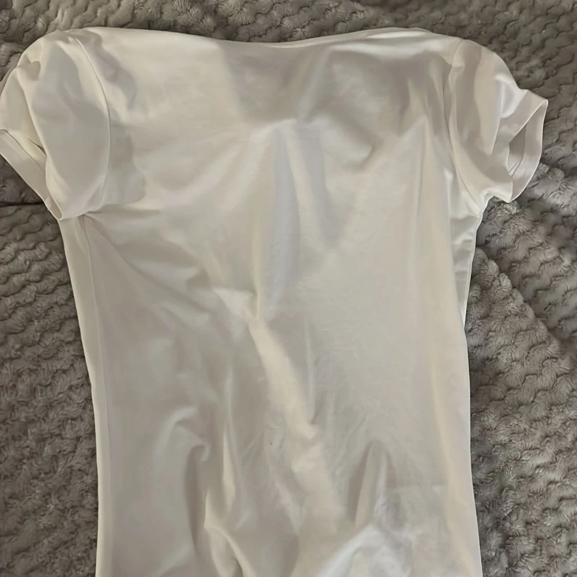 Vit topp med rosett - 1