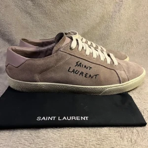 Saint Laurent skor  - Snygga Saint Laurent skor | Storlkeen är 44, innersulan är 29cm | Dustbag ingår | Skicket får avgöras själva (finns en liten fläck vid texten ) | Hör av er vid frågor eller funderingar!