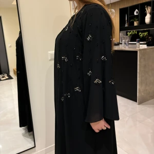 Haya abaya  - Jag säljer ut denna abaya,vi har gått ner till vårt lägsta pris, inga bud, vi har olika storlekar. Skriv för mer information och köp. 🫶🏽🤍Eftersom det är företag så är det priset som gäller och inga bud. Tack i för hand 💕Finns endast 1 kvar i str 54 kommer i 4 delar:abaya, underabaya,chiffong hijab och bälte