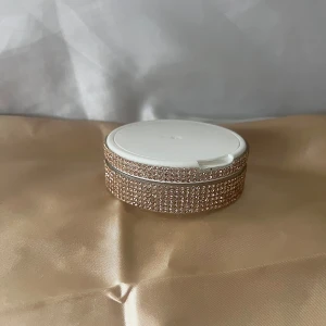 Champagne glitter box - En snygg dosa så du slipper gå runt med omatchade original förpackningar🤩Exempel att ha i den: Tuggummi, snus eller hår accessoarer. Den är självklart noggrant rengjord innan försäljning!