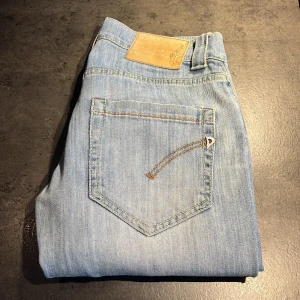 Dondup jeans - Snygga ljusblåa dondup jeans i bra skick förutom en liten fläck på baksidan av vaden som knappast syns(bild4) därför det låga priset! W28/32L skriv vid frågor och funderingar!👍