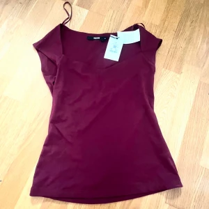 Vinröd topp från bik bok  - Helt ny, lappen kvar, köpt för 299 och säljer eftersom den inte passar. 