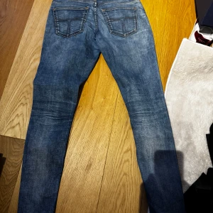 Tiger of sweden jeans - Snygga blå jeansbyxor i modellen Slender med en klassisk femficksdesign. De har en normal passform och är tillverkade i Italien. Perfekta för en stilren look.