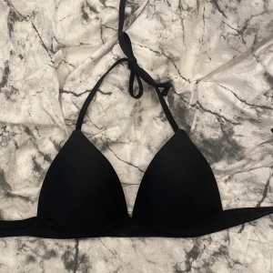 Svart bikiniöverdel - Snygg svart push up bikiniöverdel med knytband i nacken och ryggen. Aldrig använd