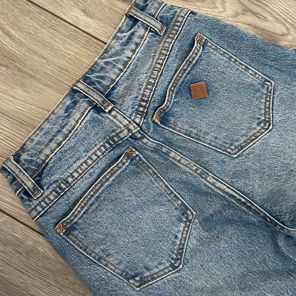 Snygga blå jeans från Abrand Jeans med klassisk femficksdesign och hög midja. De har en rak passform och är perfekta för en avslappnad stil. Jeansen har en knappgylf och bälteshällor. . Farkut & Housut.