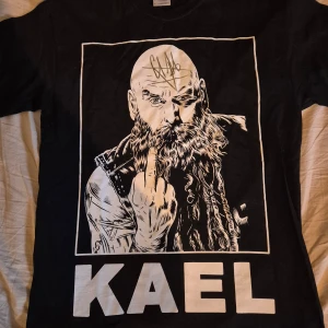 Chris Kael • Five Finger Death Punch  - Chris Kael t-shirt med autograf. Oanvänd.
