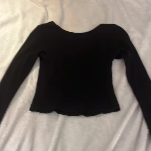 Svart långärmad topp från KappAhl - Säljer en svart långärmad topp från KappAhl. Nästan helt oanvänd. Storlek 146/152.