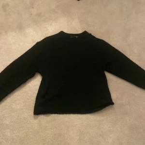 Stickad tröja - Säljer denna stickade tröja ifrån lager 157! Den är lite nopprig men är i hyfsat bra skick💕Kom privat för fler bilder💕💕