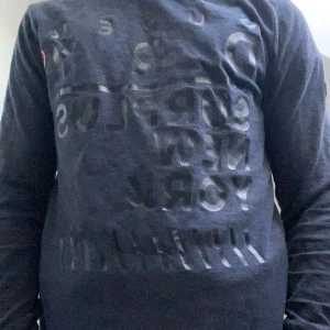 Svart långärmad tröja från Superdry - Snygg svart långärmad tröja från Superdry. Tröjan är i storleken s men skulle mer söga att den sitter som xs.  