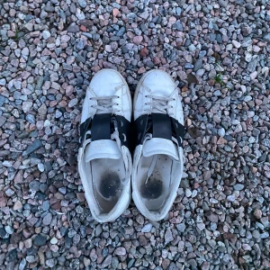 Valentino Opens  - Säljer ett par svart vita valentino opens. Skorna är lite slitna, därav priset. Skriv om ni har fler frågor!