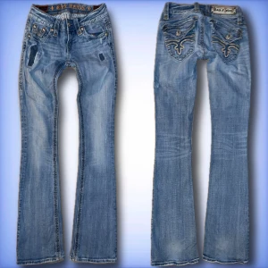 Rock revival jeans - Ett par fina lågmidjade, bootcut rock revival jeans i ett fint skick!💙.                                                      Innerbenet: 83cm💙.                                                           Midjemått tvärs över: 30cm💙