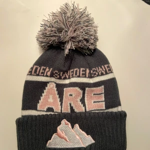 Åre mössa  - Kollar intresset för min helt nya Åre mössa. Den är aldrig använd och är en stilren och varm mössa. Skicka gärna ett meddelande till mig om du är intresserad💕
