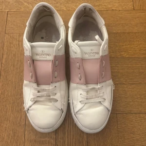Valentino sneakers i vitt och rosa - Jättesnygga skor som är välanvända med lite slitningar men inget man tänker på när man använder skorna! Priset kan diskuteras!☺️