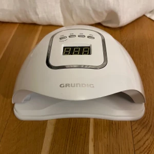 UV LED Nagellampa från Grundig - Säljer en UV LED nagellampa från Grundig med 45 LED-lampor för snabb torkning av gel-nagellack. Den har en digital display och flera timerinställningar (10, 30, 60 och 99 sekunder). Perfekt för hemmabruk med enkel användning och 180° belysning🥰
