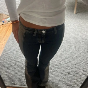 Blå weekday jeans  - Snygga blå jeans med en ljusare nyans längs sidorna från weekday. Innerbenslängen är 84cm❣️❣️storlek 30