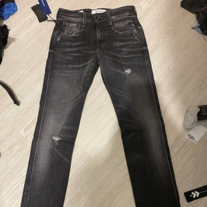 Replay anbass  - Ett par riktigt feta replay jeans med sköna slitningar helt nya som man kan se på bilden är alla taggsen kvar. W27 L32