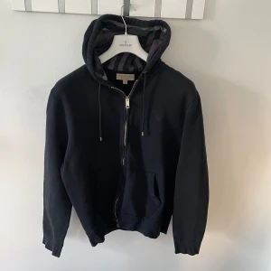 Burberry hoodie  - Passar L, skick 9/10 inga flaws alls. Skriv vid övriga frågor.