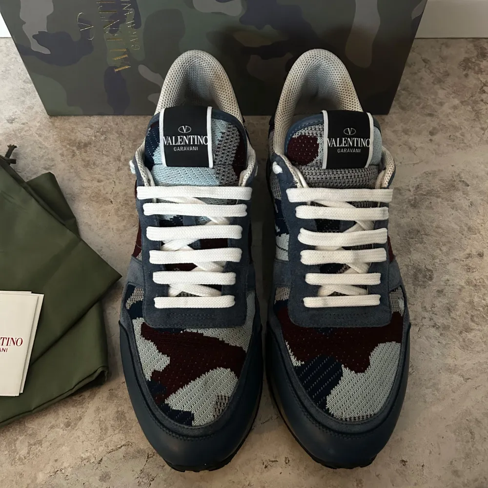 Tja säljer mina riktigt snygga Valentino rockrunners, de är köpta på miinto och är i en väldigt unik och snygg colour way. De är i jättebra skick utan några defekter. Nypris 8500 kr. De är i storlek 45 men är små i storleken så passar 44. Perfekta skon nu under vinter och inför kommande vår. Allting OG medkommer vid köp. Hör gärna av er ifall ni har några frågor.. Kengät.