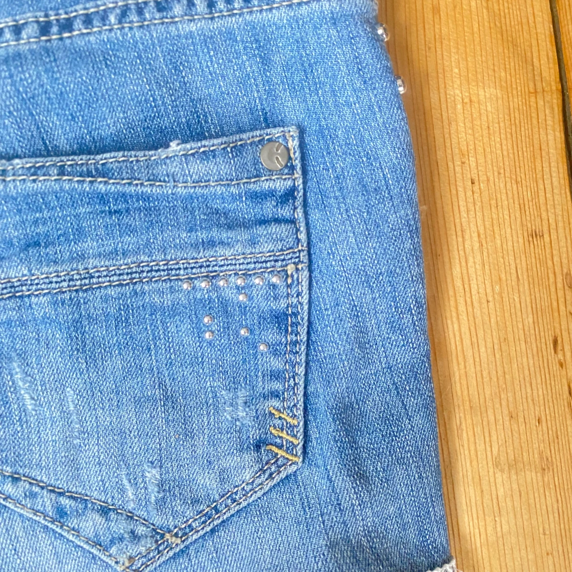 Blå jeanskjol med spetsdetaljer - 2