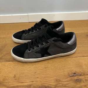 Sneakers  - Fina sneakers från Next. Sparsamt använda, stl 38,5 men passar mig som i vanliga fall har stl 39. Köparen står för frakten