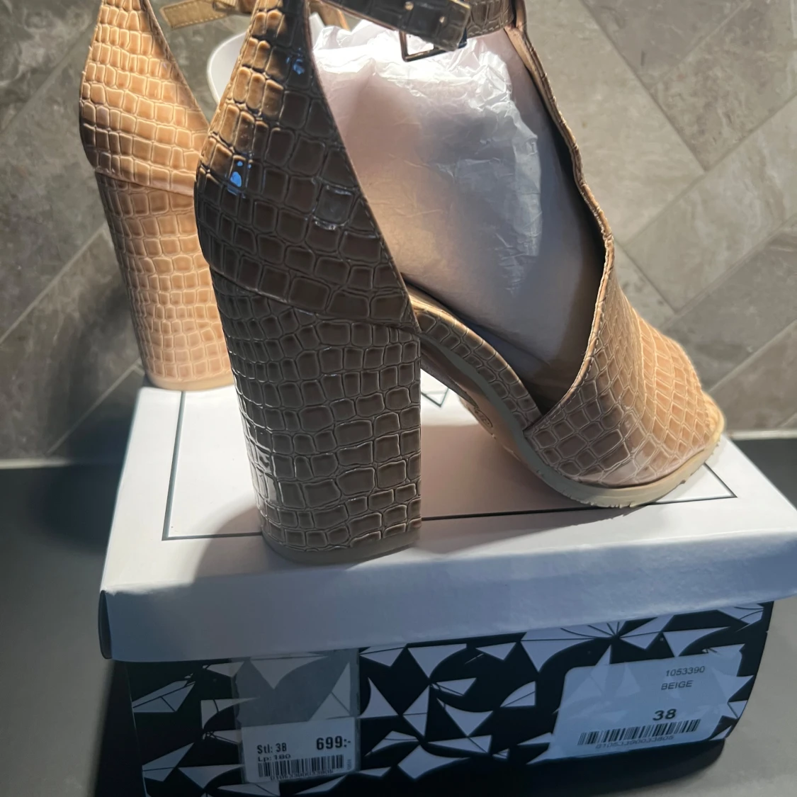 Beige klackar/sandaler från Tiamo - 2