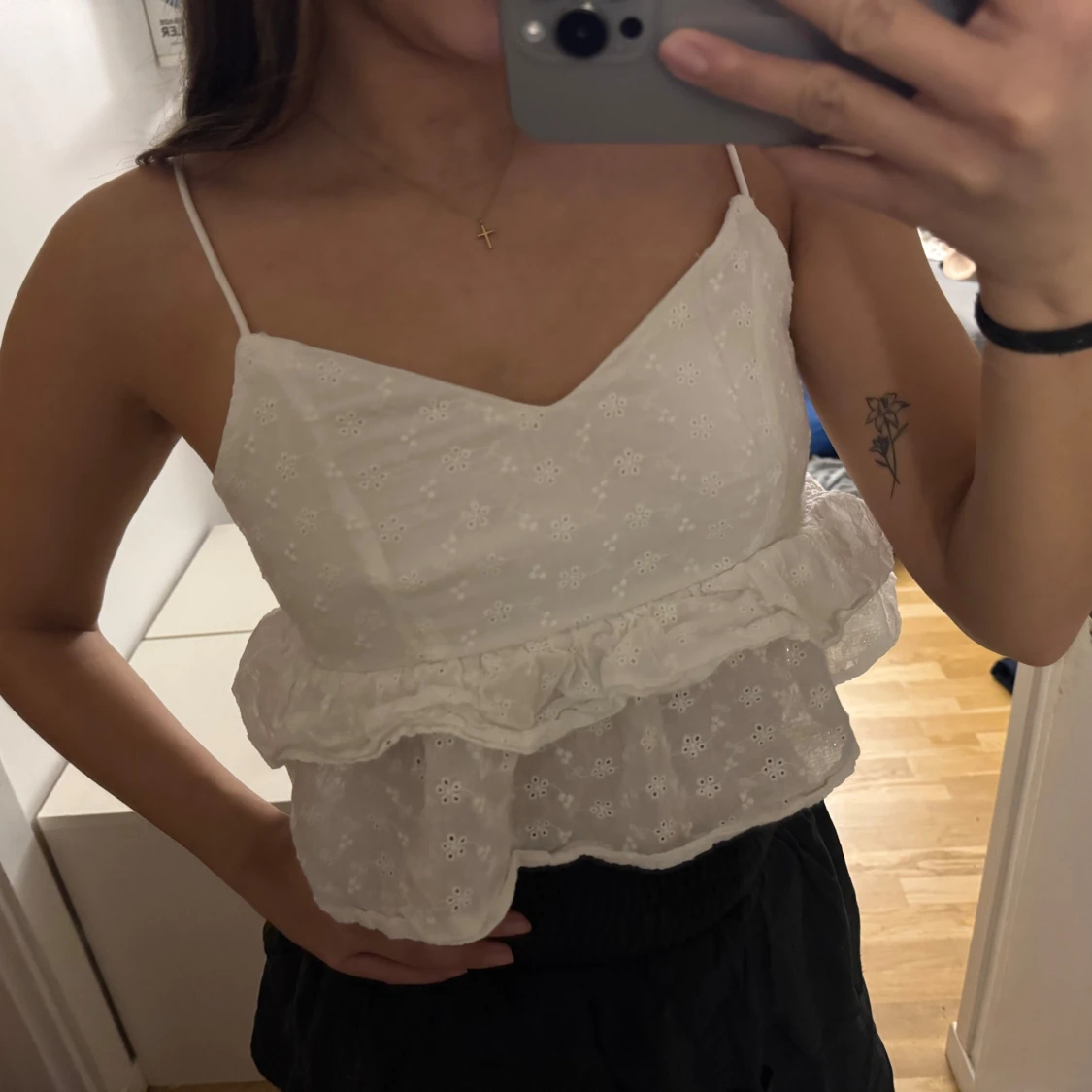 Vit ärmlös topp med volang - 1