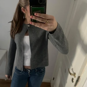 Grå kofta med knappdetalj - Nästan i nytt skick