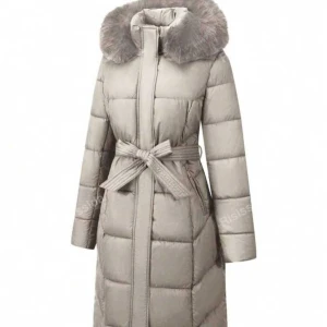 Beige jacka med päls - Pris lappen är kvar, helt ny snygg beige varm jacka med ett knytbälte i midjan. Jackan har quiltad design som ger extra värme. Perfekt för kalla dagar med sin tjocka huva och elastiska muddar. Päls inuti också som ger ännu mer mysig känsla🤩